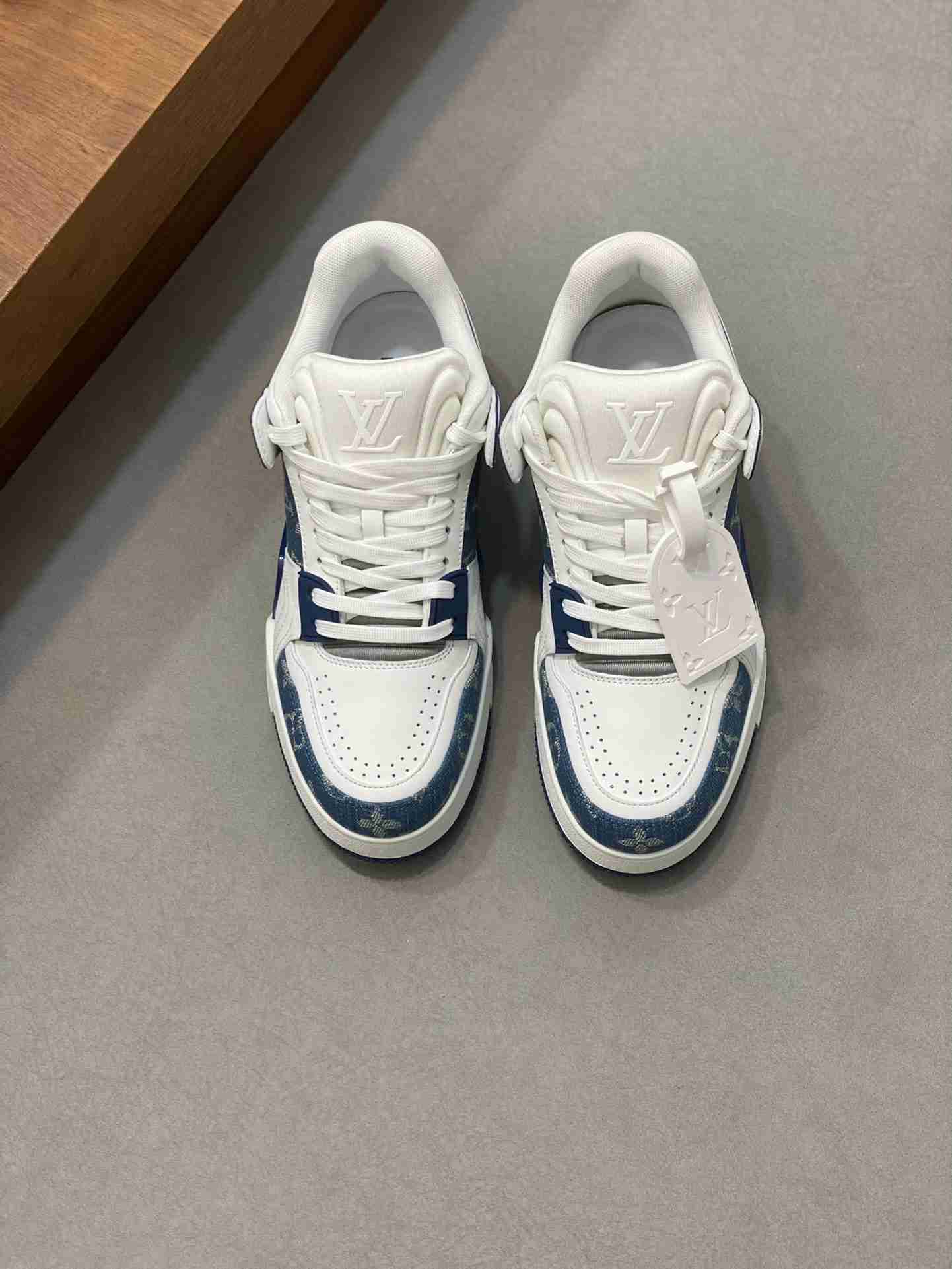 LV    sneakers LU0445