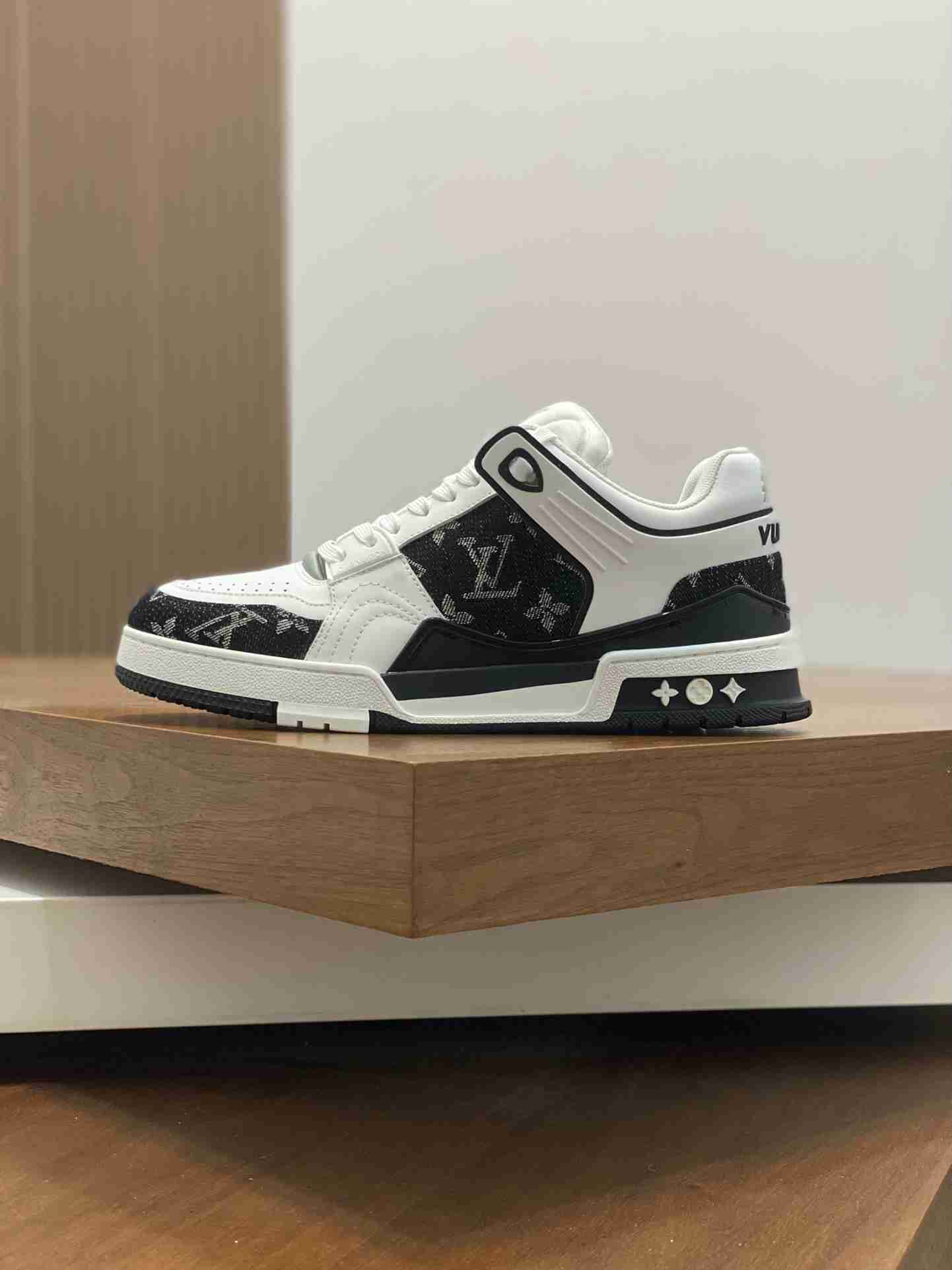 LV    sneakers LU0446