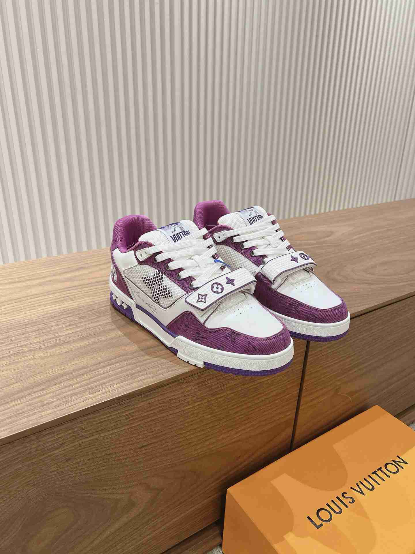 LV    sneakers LU0447