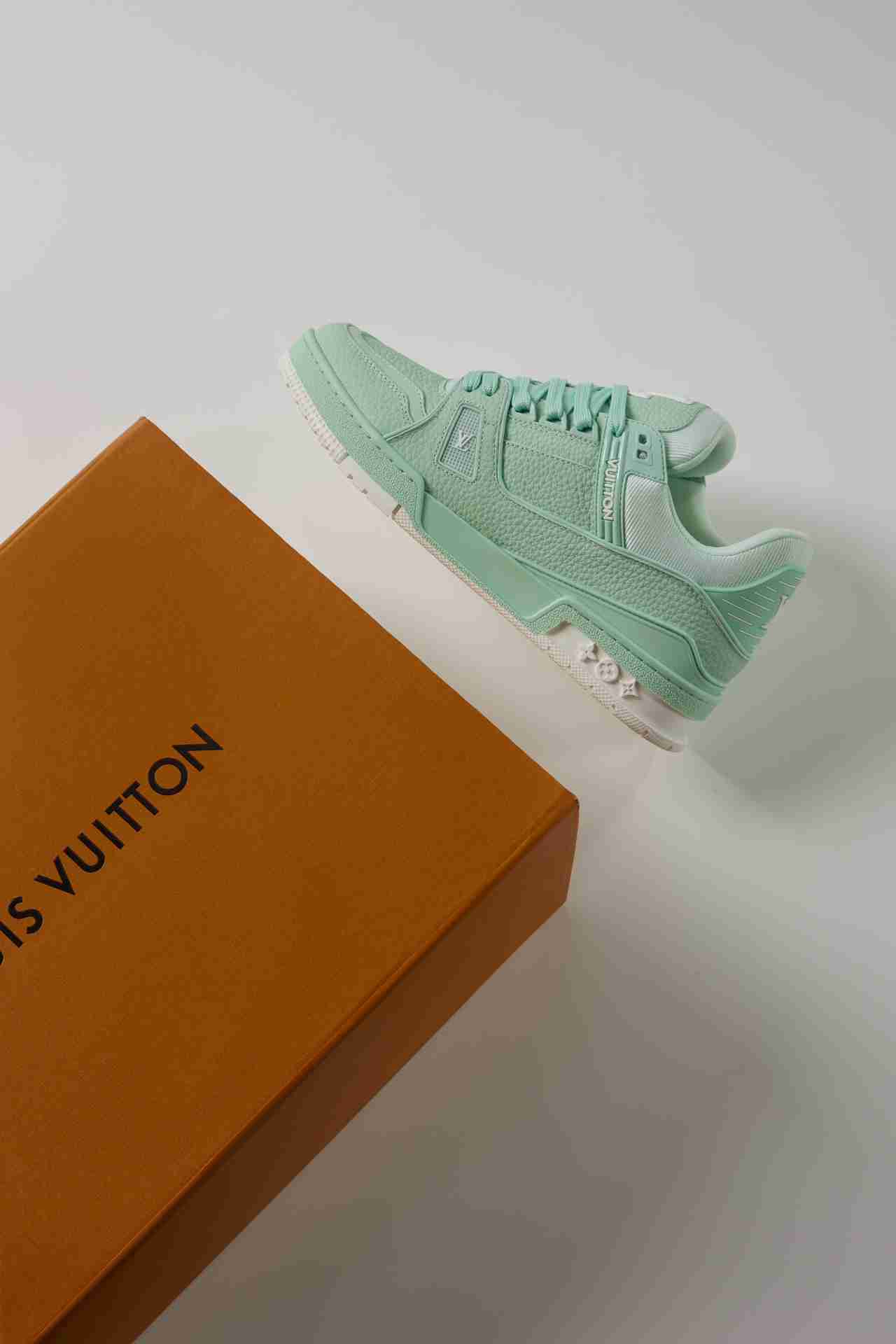 LV    sneakers LU0458