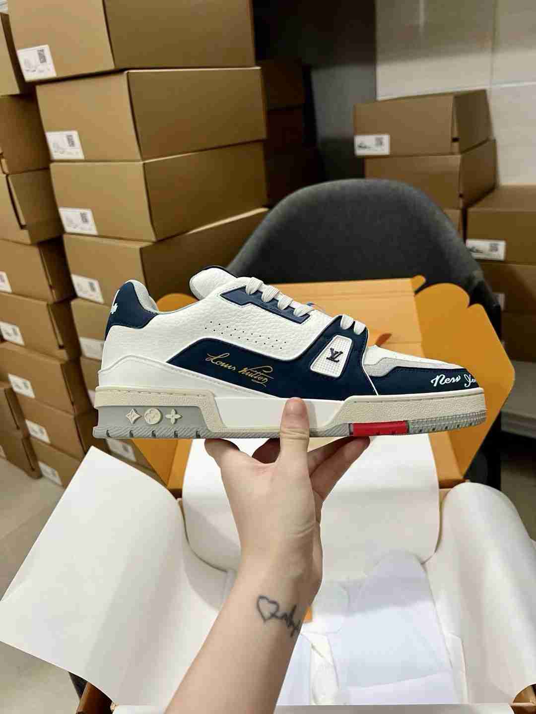 LV     sneakers LU0471