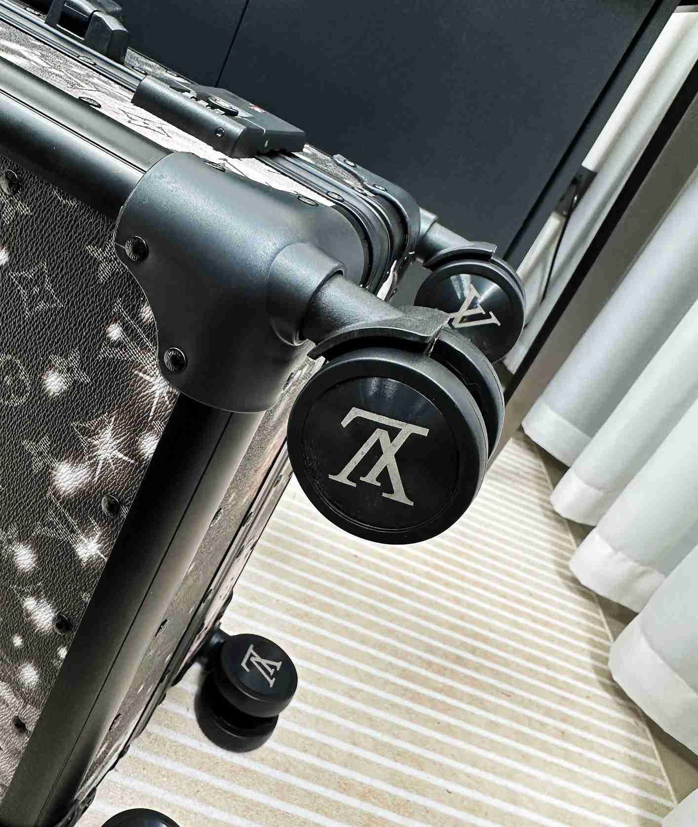 LV Suitcase LXX0033