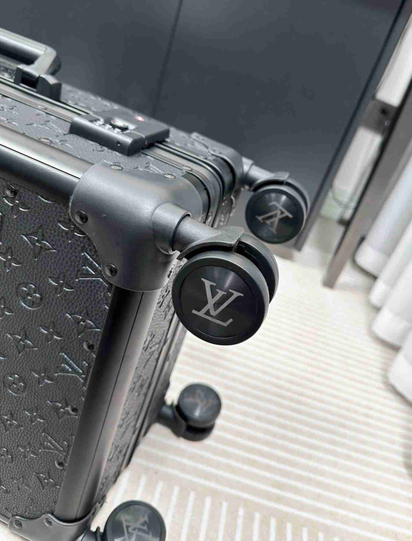 LV Suitcase LXX0034