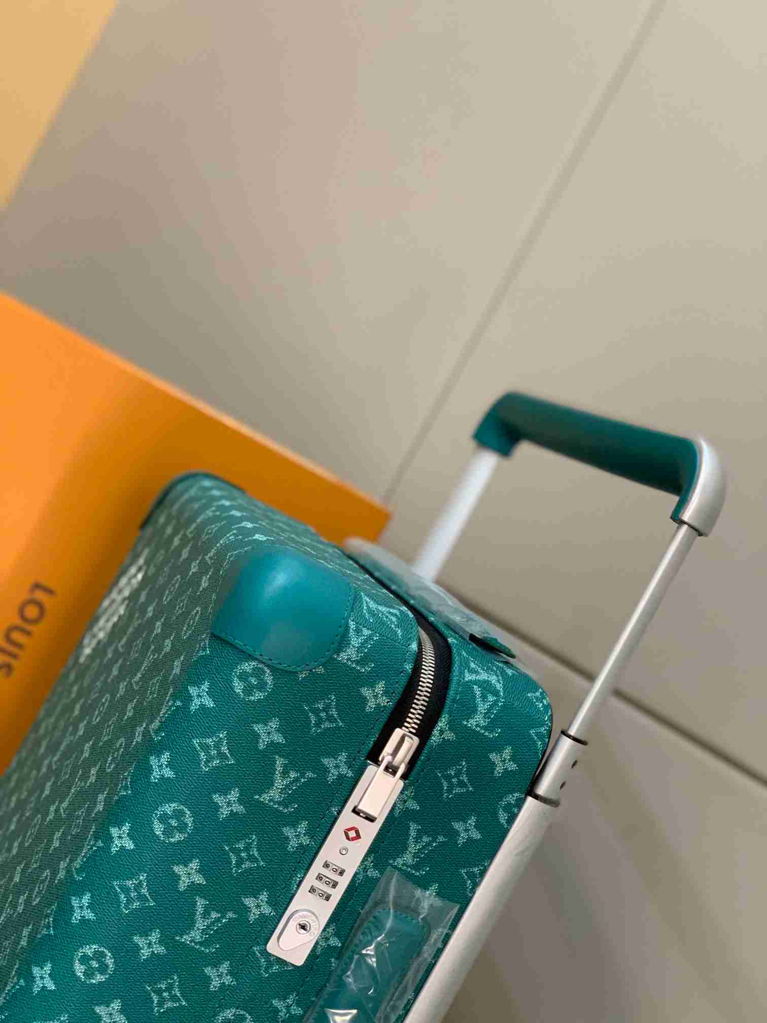 LV Suitcase LXX0037