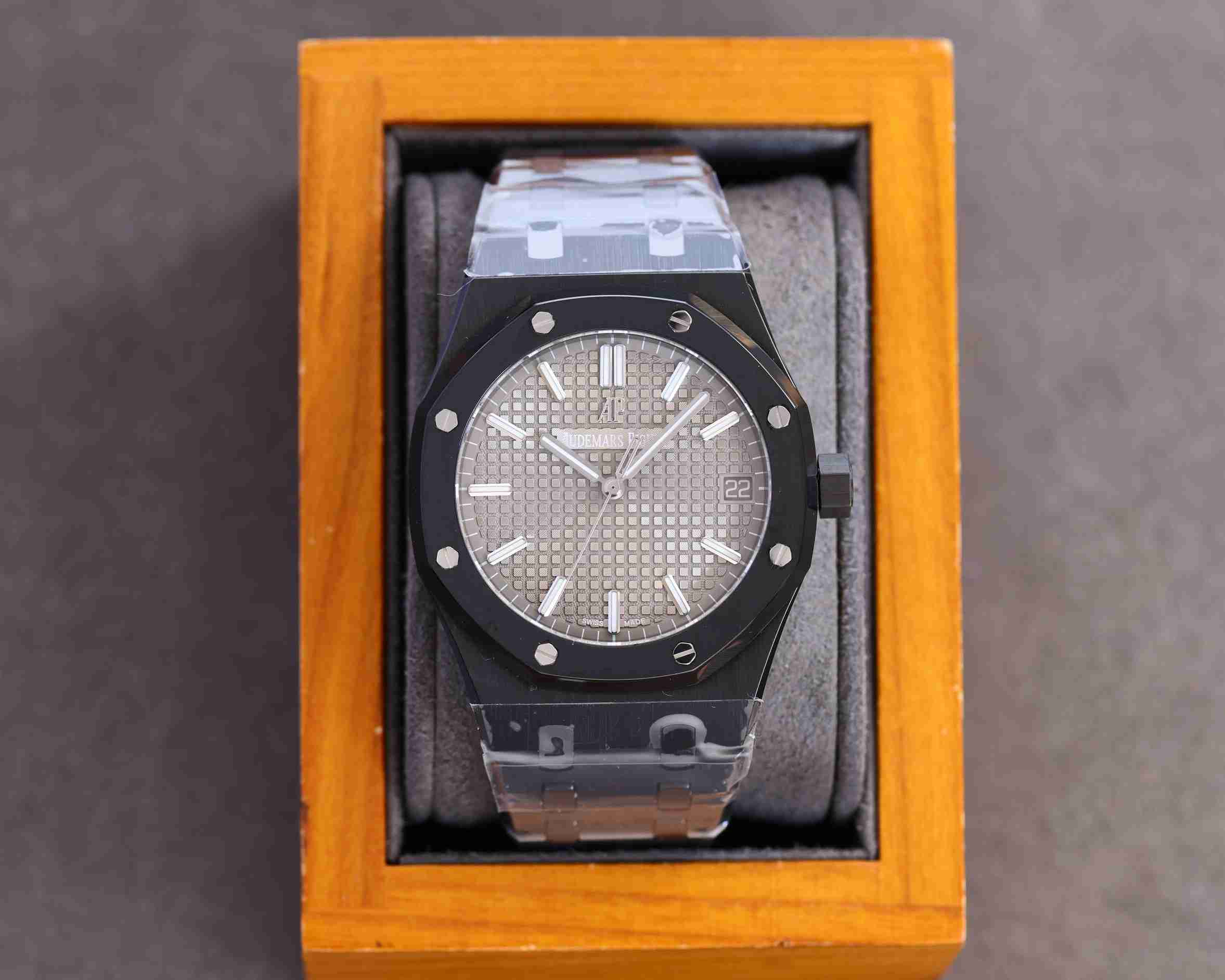 AUDEMARS  PIGUET Royal  Oak 41mm  AU0200