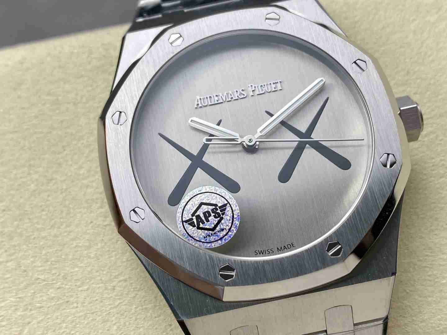 AUDEMARS     PIGUET x KAWS Royal Oak 41mm AU0476