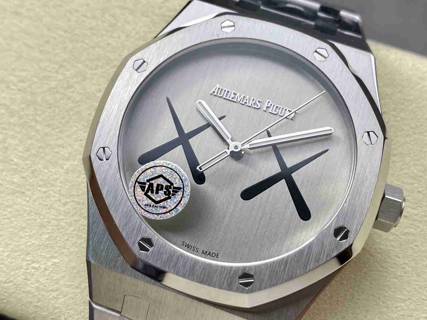 AUDEMARS     PIGUET x KAWS Royal Oak 41mm AU0476