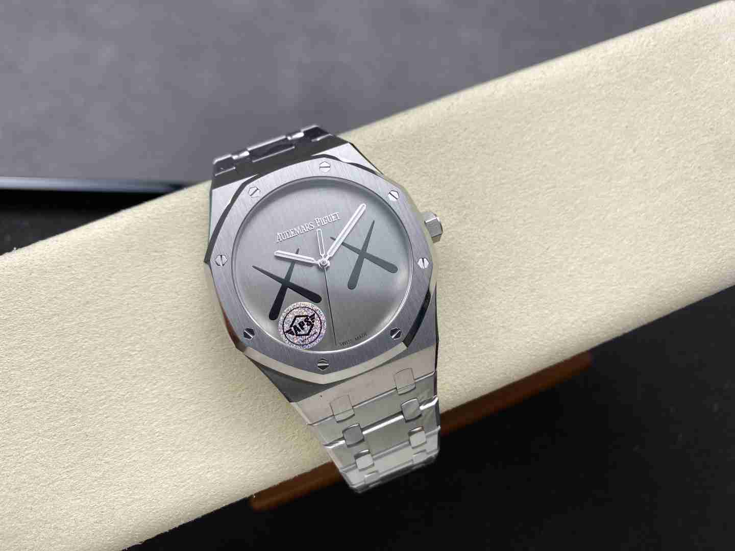 AUDEMARS     PIGUET x KAWS Royal Oak 41mm AU0476