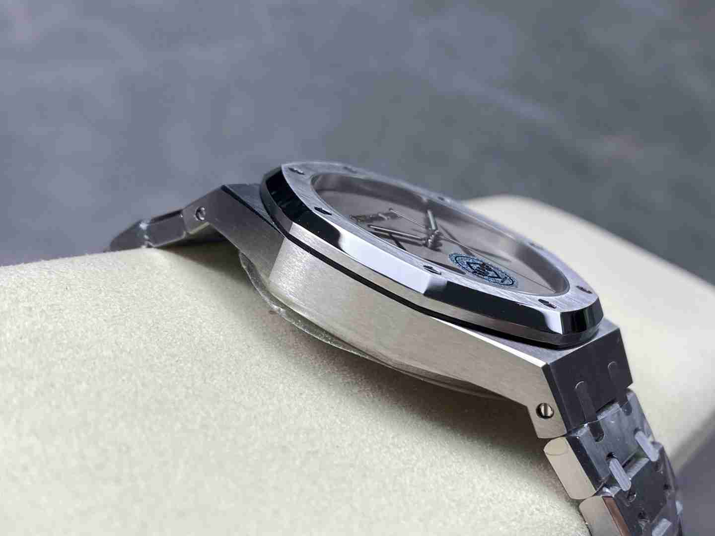 AUDEMARS     PIGUET x KAWS Royal Oak 41mm AU0476