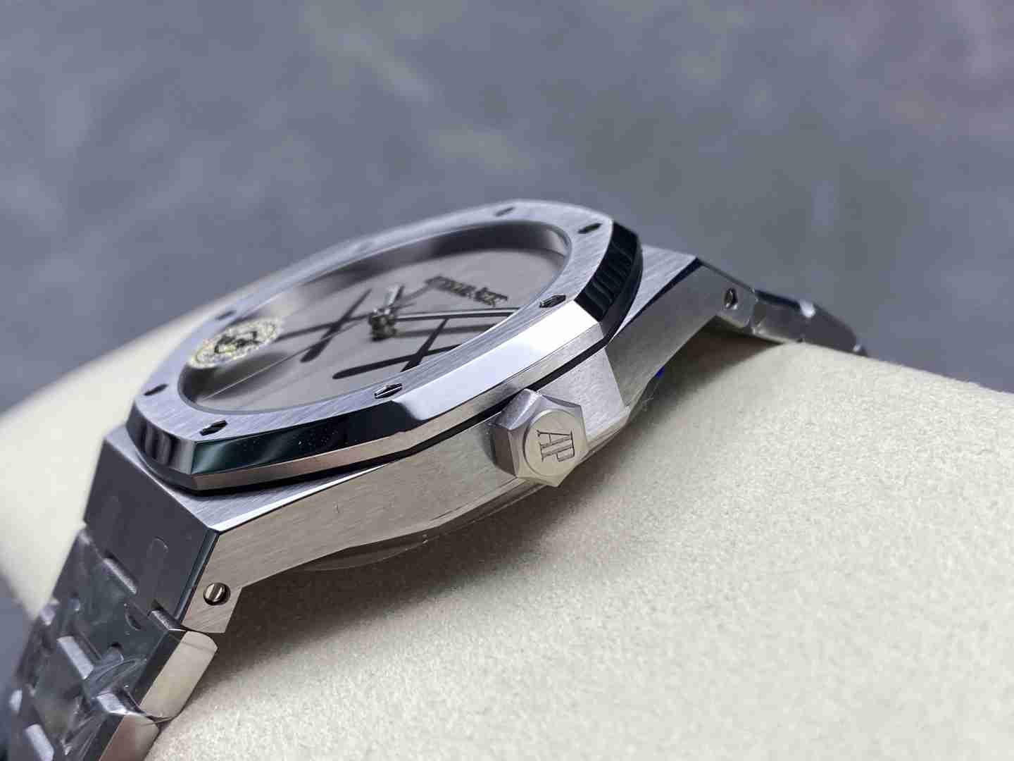 AUDEMARS     PIGUET x KAWS Royal Oak 41mm AU0476