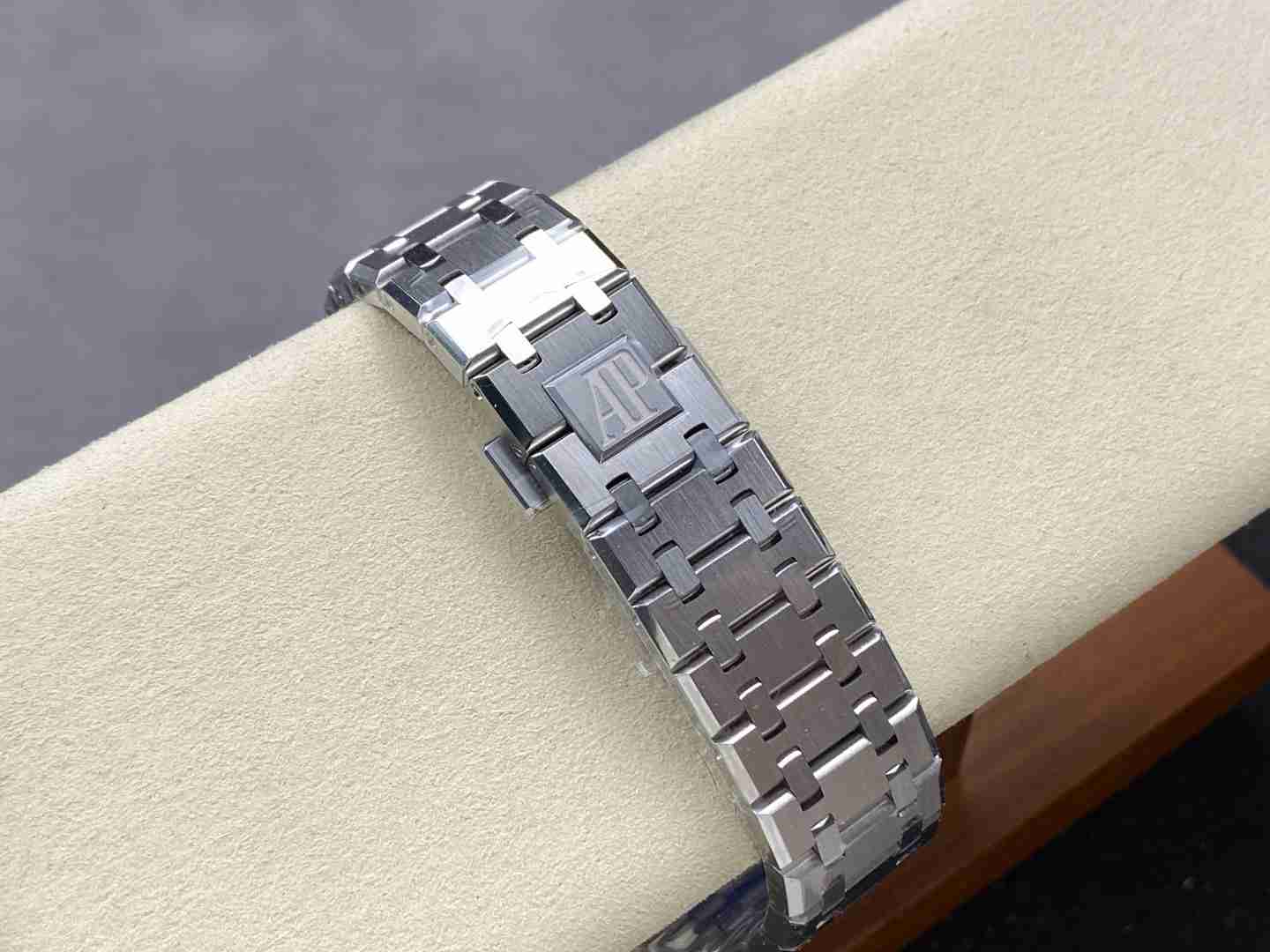 AUDEMARS     PIGUET x KAWS Royal Oak 41mm AU0476