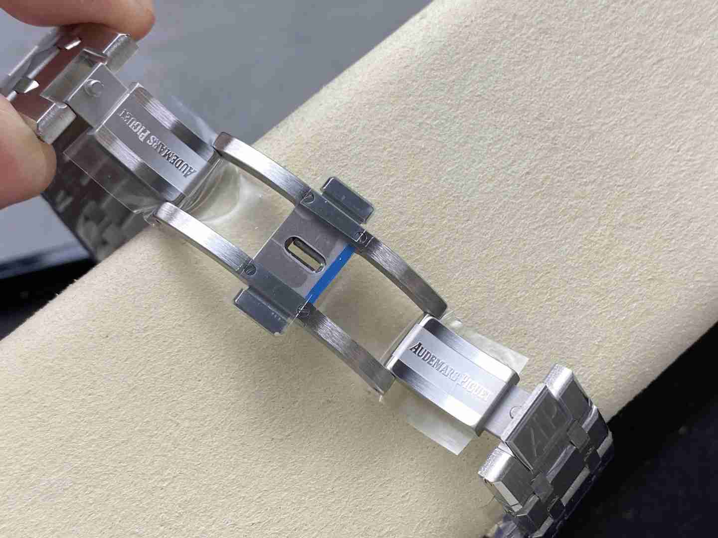 AUDEMARS     PIGUET x KAWS Royal Oak 41mm AU0476